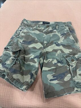 American Eagle Outfitters Men’s Green Camo Cargo Shorts
